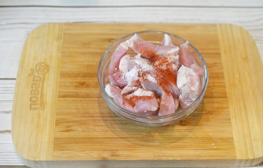 1. Этап. Свинина с паприкой: 2. Посолите, поперчите, добавьте половину паприки, перемешайте и оставьте минут на 10.