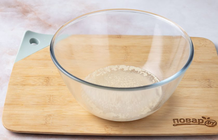 1. Этап. Зерновой хлеб на дрожжах: В глубокой миске разведите дрожжи в теплой воде с сахаром. Накройте пленкой и дайте постоять 15 минут.