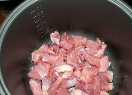 1. Этап. Говядина, тушеная в мультиварке Поларис: В чашу мультиварки наливаем растительное масло и выкладываем кусочки мяса.