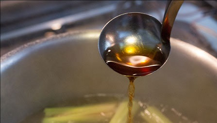 1. Этап. Тайский рыбный суп: 9. В рецепт приготовления тайского рыбного супа обязательно добавить немного рыбного соуса.