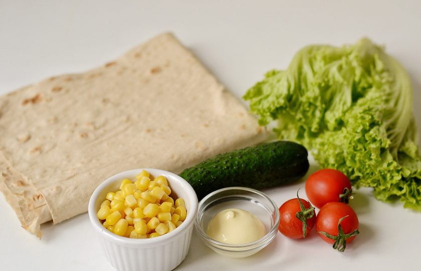 1. Этап. Постные начинки для лаваша: Для овощной начинки потребуется консервированная кукуруза, пара помидорок черри, небольшой огурец, салатные листья и немного постного майонеза.