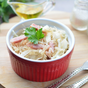 Салат с квашеной капустой и жареным беконом