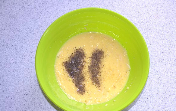 1. Этап. Запеканка из макарон с брокколи: Посолите и поперчите по вкусу.