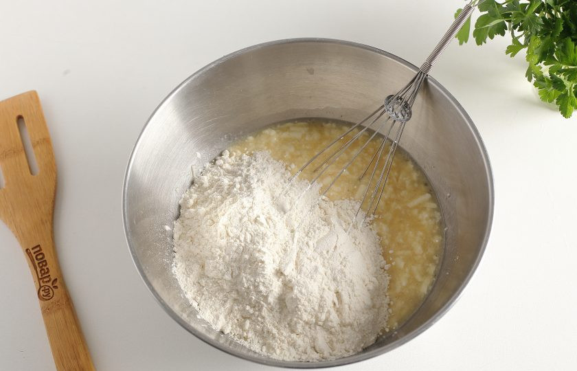 1. Этап. Ленивые хачапури на кефире: Перемешайте и добавьте муку.