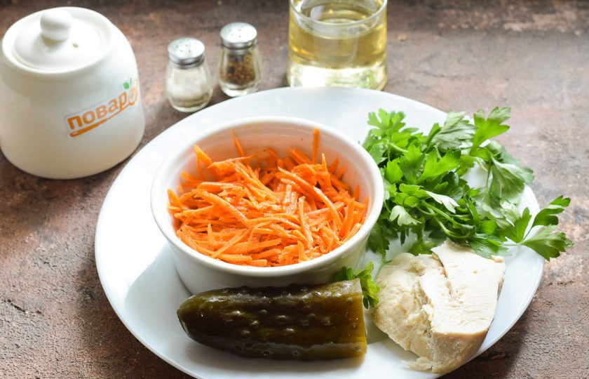 1. Этап. Салат с корейской морковью и маринованными огурцами: Подготовьте ингредиенты.