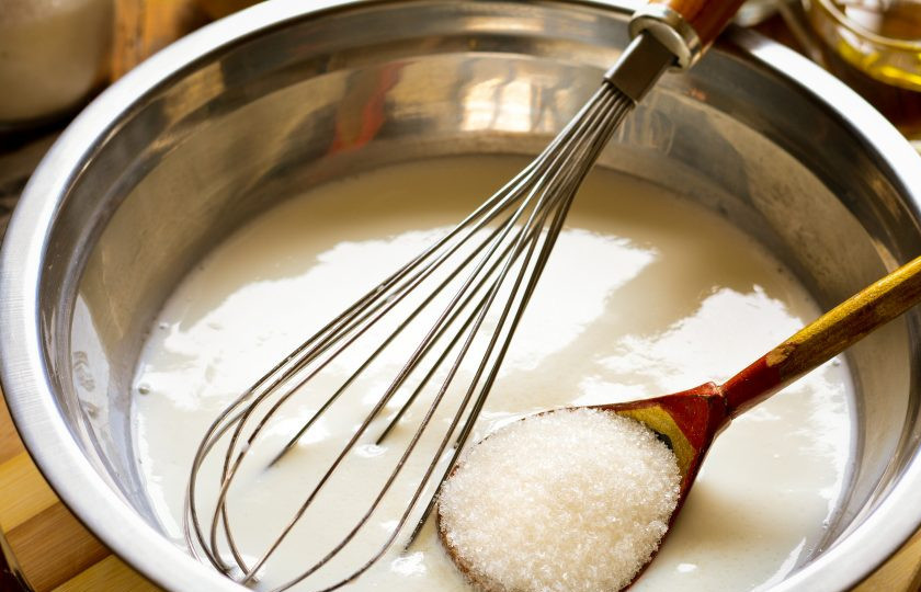 1. Этап. Оладьи на кефире как пух: Добавьте соль и сахар.