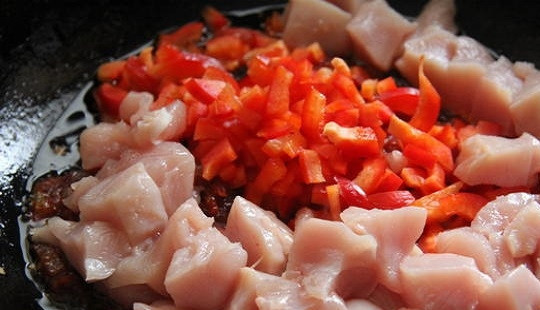 1. Этап. Томатный суп с курицей: 2. Куриное филе вымойте, обсушите и нарежьте средними кусочками. Очистите перец, измельчите. Выложите на сковороду к луку и жарьте минут 5.