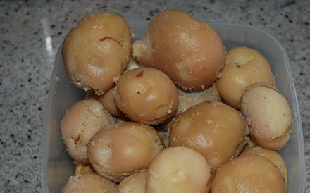 1. Этап. Пирожки с печенью и картошкой: Картофель промываем и отвариваем в мундирах. Когда он остынет, чистим его.