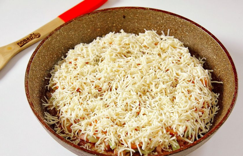 1. Этап. Картофельная запеканка на сковороде: Посыпьте все тертым сыром. Накройте сковороду крышкой и на небольшом огне дайте сыру полностью расплавиться.