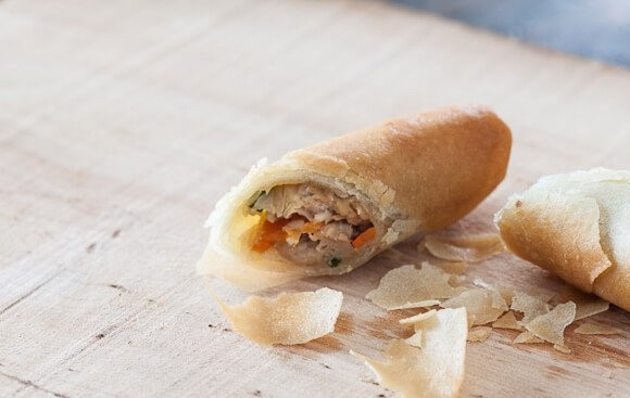 1. Этап. Мясо в рисовой бумаге: 16. Мясо в рисовой бумаге можно подавать к столу. Приятного аппетита!