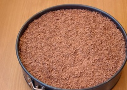 1. Этап. Вишневый пирог Наслаждение: 7. Посыпаем сверху тертым шоколадом, отправляем наш вишневый пирог 