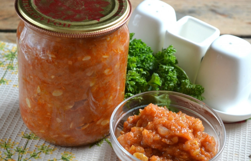 1. Этап. Икра кабачковая (закрутка): Чтобы закатать ее на зиму, простерилизуйте банки, подходящие по объему, выложите в них икру, закатайте её стерилизованными крышками. Переверните и оставьте до полного остывания.