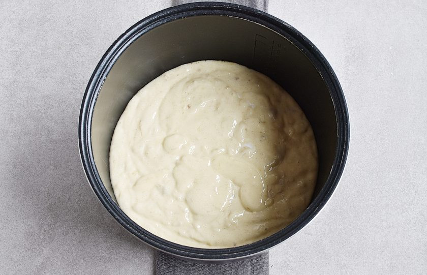 1. Этап. Банановый пирог в мультиварке: Вылейте тесто в чашу мультиварки поверх выложенных бананов.