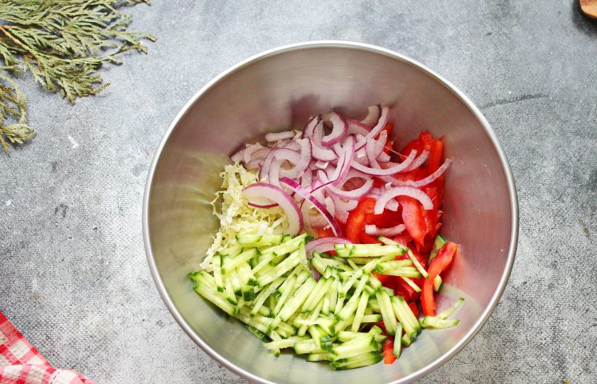 1. Этап. Салат с семгой и перцем: Красный лук порежьте полукольцами, свежий огурец соломкой и выложите к овощам.
