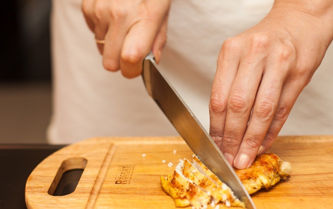 1. Stage. Doner Kebab: Thinly slice the chicken meat.