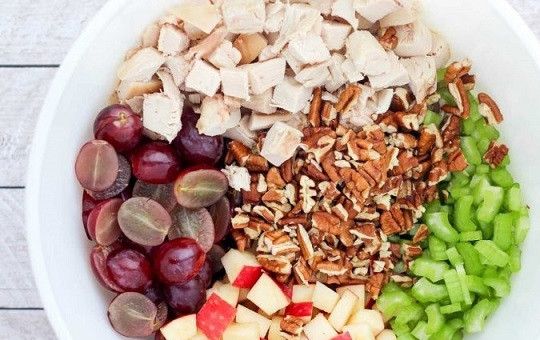 1. Этап. Салат с курицей, фруктами и орехами: 2. Соедините все с отварной курочкой, нарезанной кубиками, в глубоком салатнике.