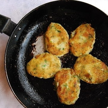 1. Этап. Картофельные котлеты: 6. В сковороде на среднем огне нагрейте растительное масло. Обжарьте котлеты с двух сторон до золотисто-коричневой корочки.