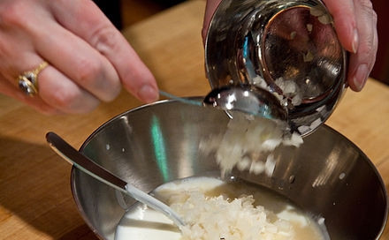 1. Этап. Салат из сладкой кукурузы: 7. Добавить мелко рубленный или тертый чеснок. Тщательно перемешать.