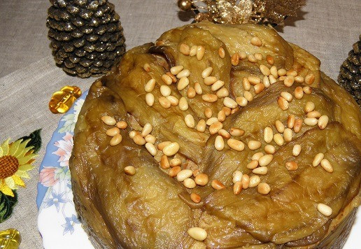 1. Этап. Плов Перевернутый баклажан: Орешки поджарить на сухой сковороде, или в духовке, посыпать ими верх. Зелень по желанию. Очень хорошо держит форму, главное хороший рис, и не жирное мясо.