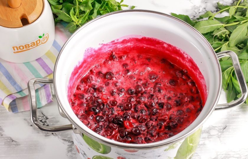 1. Этап. Джем из крыжовника и смородины: Поместите емкость на плиту и проварите варенье 20 минут с момента его закипания. Как только образуется обильная пена, нагрев уменьшите.