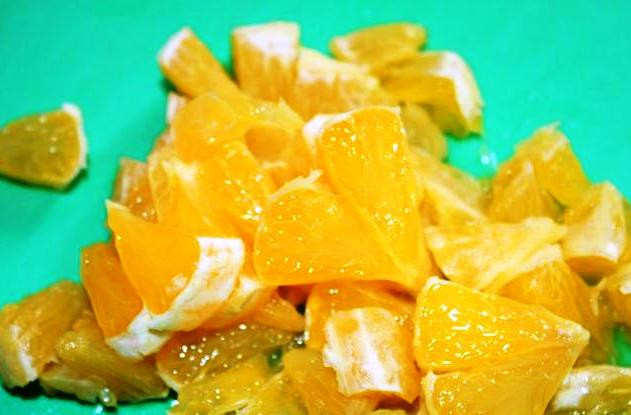 1. Этап. Салат Романтика: Апельсин без кожуры нарежьте дольками.