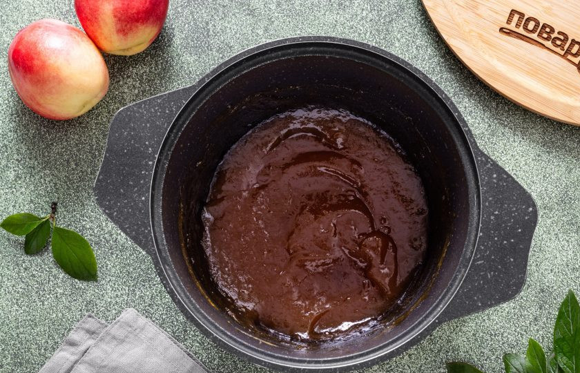 1. Этап. Повидло из нектаринов: На среднем огне уваривайте пюре еще 30-40 минут, периодически помешивая, чтобы ничего не прилипало ко дну.