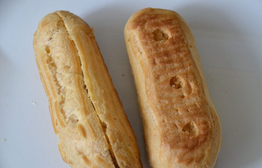 1. Этап. Фисташковые эклеры: В испеченных заготовках для эклеров для заполнения их кремом, сделайте боковые надрезы или проколы с нижней части.