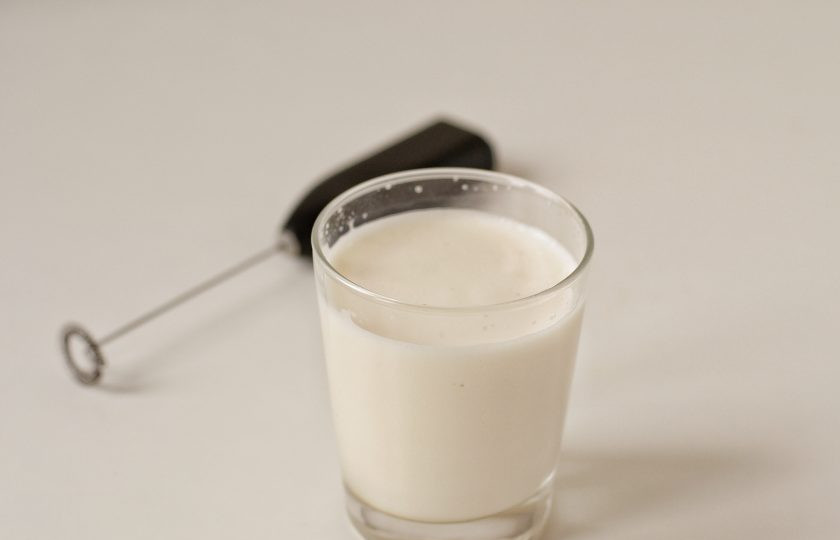 1. Этап. Карамельный кофе: Взбейте молоко с помощью капучинатора.