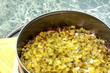 1. Этап. Салат Новогодняя ночь с селедкой: 6. Следующий слой у нас — соленые огурцы. Они дополнительно вместе с майонезом пропитают лук и сделают его еще более вкусным и ароматным.