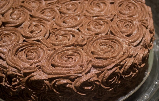 1. Этап. Очень простой и вкусный торт: 7. Остатки крема можно отсадить на тортик через кондитерский мешок с насадкой.