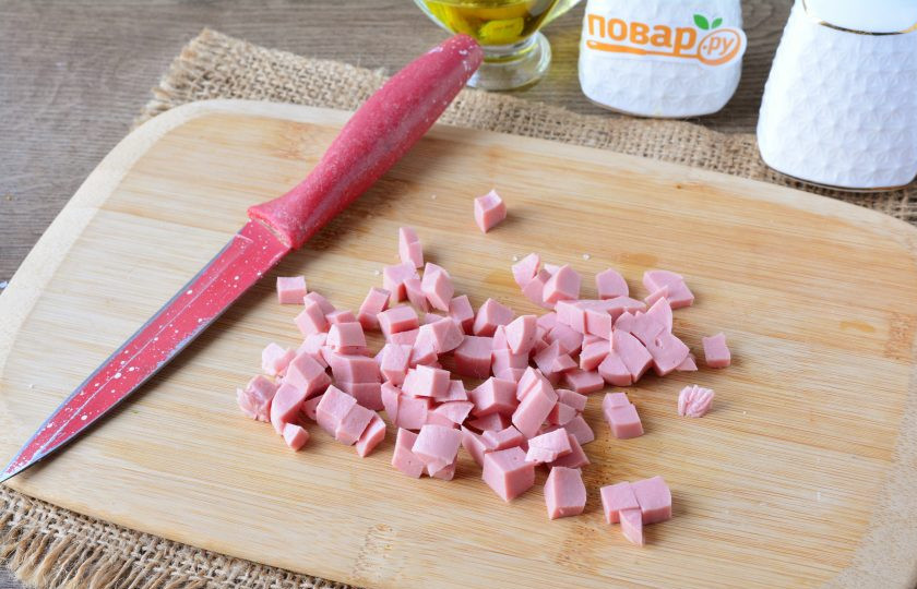 1. Этап. Мини-пиццы из кабачков: Сосиски почистите от упаковки-пленки, нарежьте небольшими кубиками.