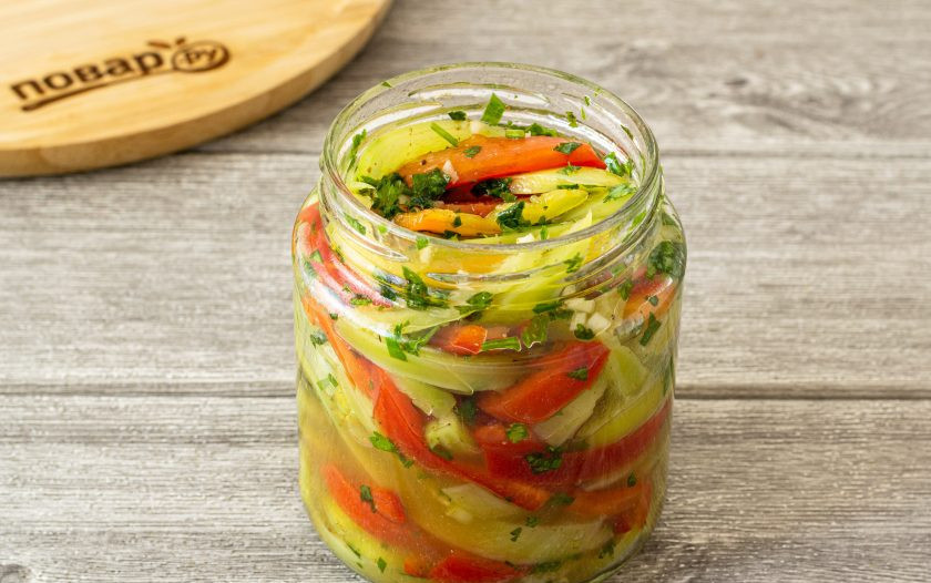 1. Этап. Маринованные перцы по-корейски на зиму: Заполните чистую стерилизованную банку перцами. Укладывать нужно плотно. Сок, который выделили перцы тоже вливайте в банку.