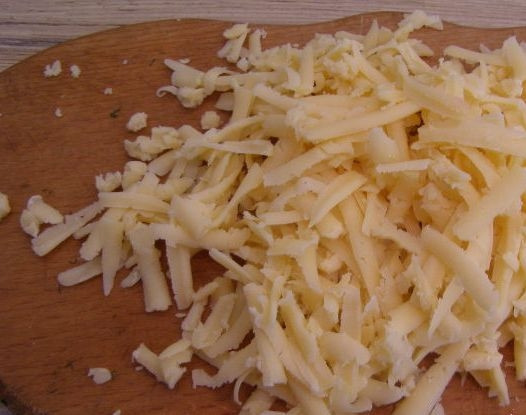 1. Этап. Гренки сладкие: На крупной тёрке натрите сыр.