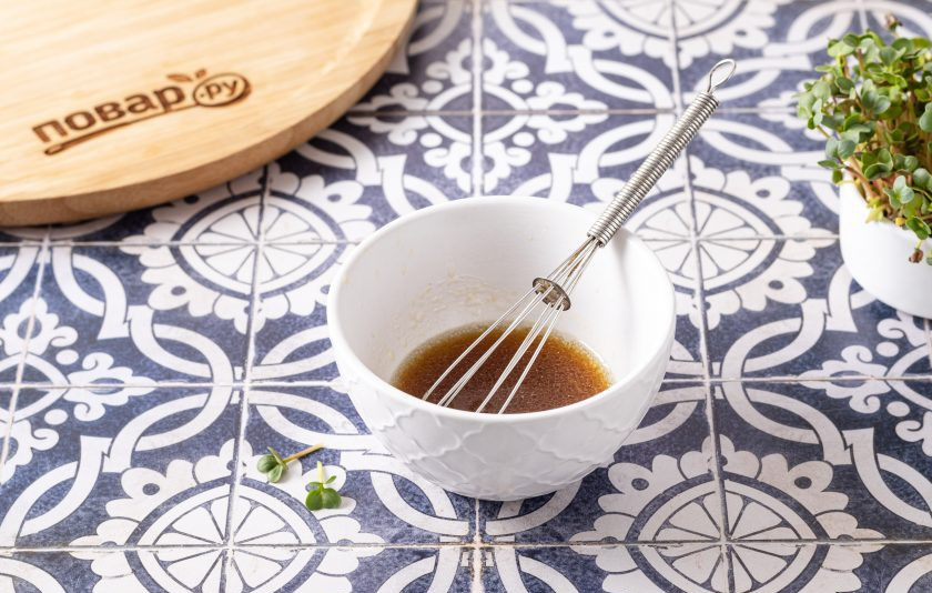 1. Этап. Салат из красной капусты с яблоками и арахисом: Для заправки соедините соевый соус с апельсиновым соком и оливковым маслом, все перемешайте.