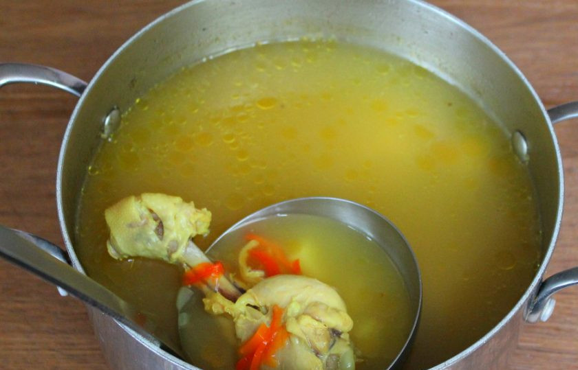 1. Этап. Куриный суп с куркумой: Варим суп до готовности овощей и курятины.