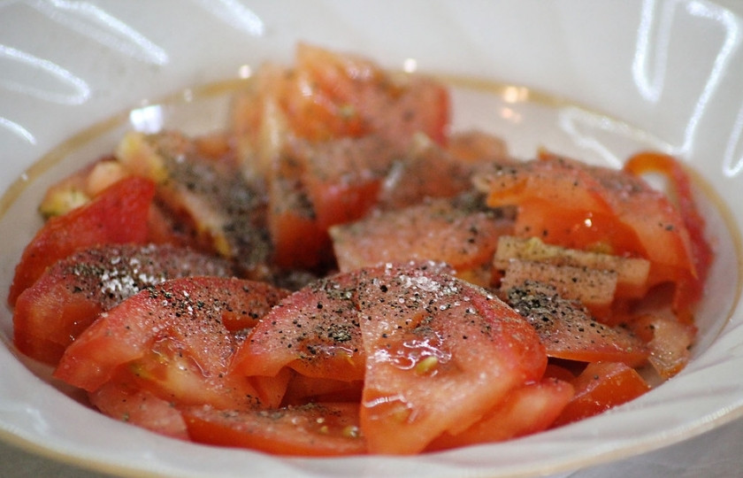 1. Этап. Тарт фламбе: Помидоры порежьте кольцами и на половинки (или четвертинки), посолите и поперчите.