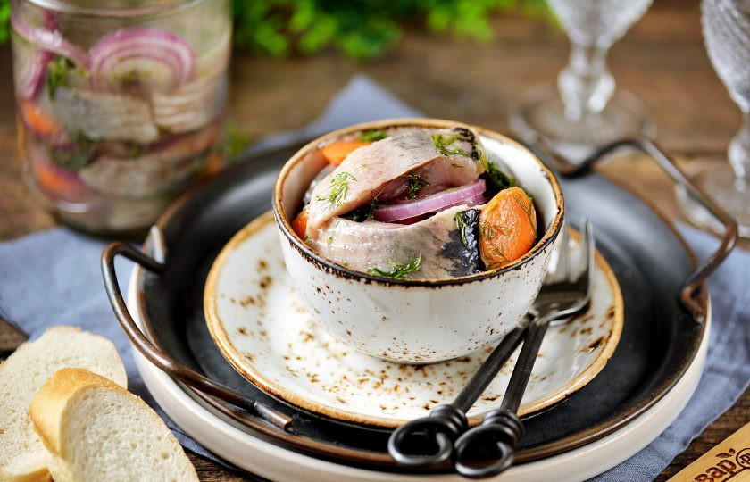 1. Этап. Сельдь по-шведски: Спустя 6-8 часов селедку по-шведски уже можно дегустировать. Готовьте из нее бутерброды, подавайте с картошкой и салатами. Приятного аппетита!