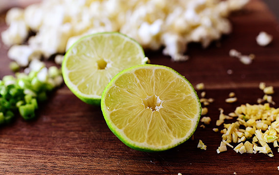 1. Этап. Цветная капуста по-китайски: Выжать сок лайма.