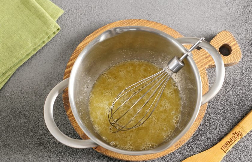 1. Этап. Блины на праздничный стол: Взбейте яйца с солью и сахаром.