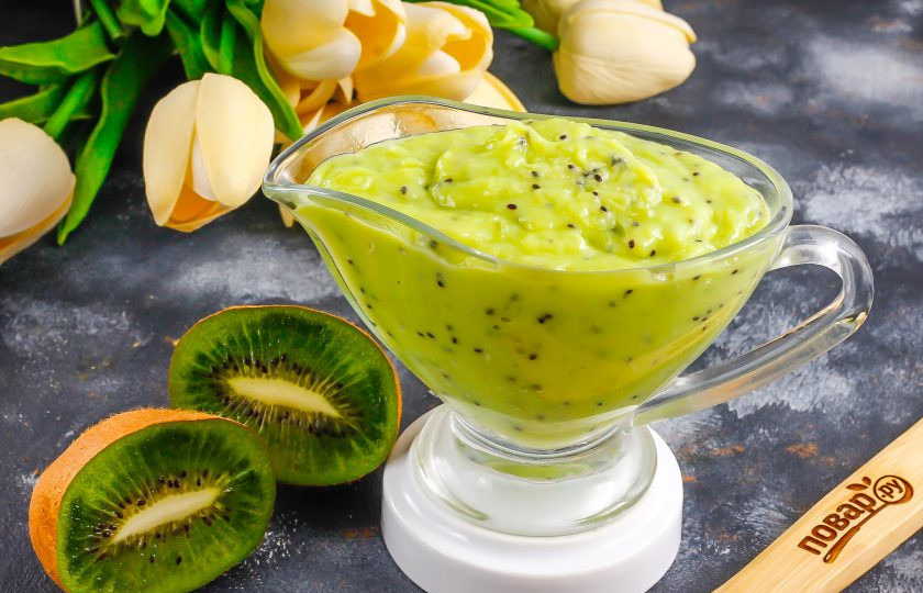 1. Этап. Курд из киви: Выложите крем в соусник или креманку и подайте к столу или приготовьте с ним пирожные.