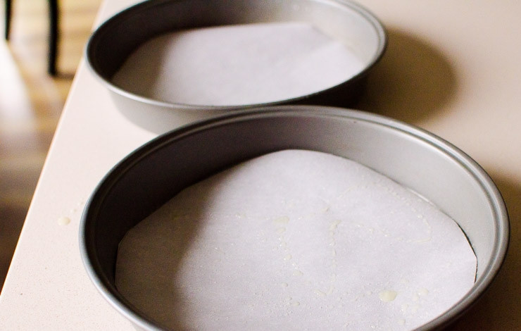 1. Этап. Шоколадный торт без сахара: 1. Две жаропрочные формы застелите пергаментом и смажьте чуточкой масла.