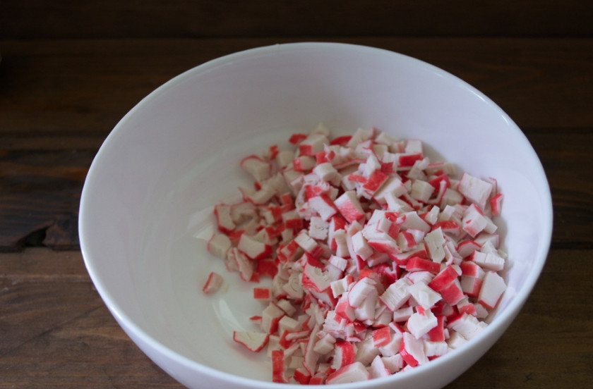 1. Этап. Салат на торжество: Крабовые палочки мелко нарезать.