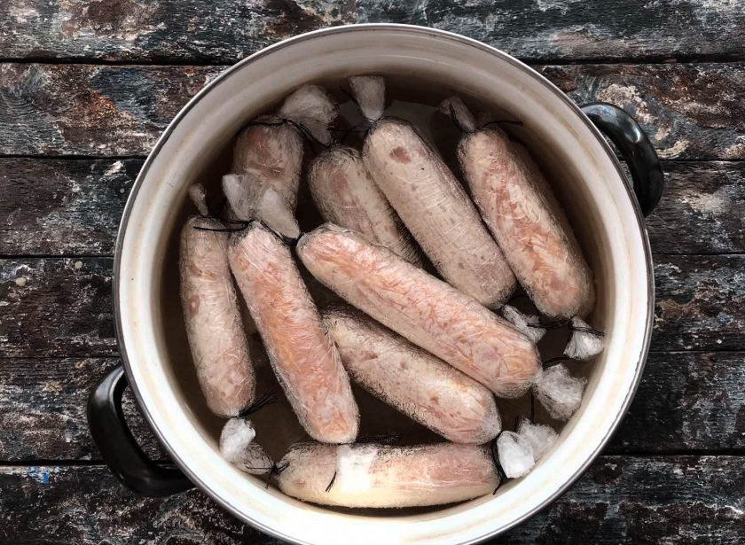 1. Этап. Домашние сосиски с сыром: Выложите сосиски в кипящую воду и варите 20-30 минут на среднем огне под закрытой крышкой.