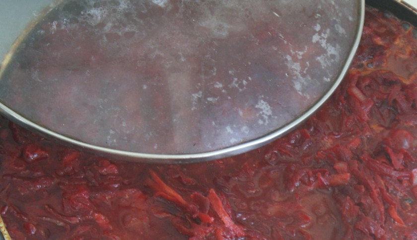 1. Этап. Свекла, тушенная с яблоками: Добавляем в смесь сахар, соль по вкусу и томатную пасту. Наливаем стакан воды. Тушим 50 минут на тихом огне под крышкой.