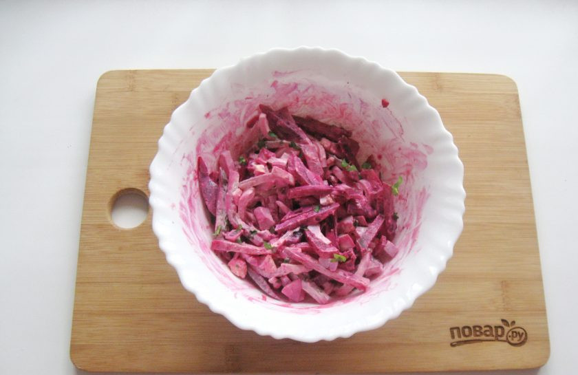 1. Этап. Салат с кальмарами и свеклой: Салат заправьте сметаной, посолите по вкусу и перемешайте.