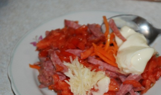 1. Этап. Мини бутерброды Ассорти: Готовим намазку 2. Нарезать полосками колбасу и помидор, натереть чеснок, добавить корейскую морковь и сыр. Все перемешать.