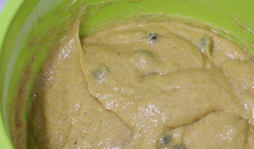 1. Этап. Тыквенные маффины с черникой: Аккуратно перемешать.