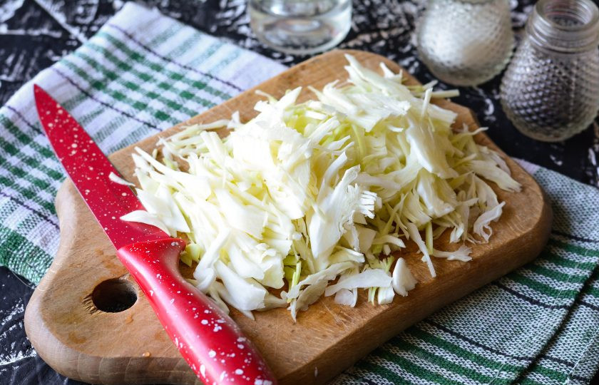 1. Этап. Капуста с морковью на зиму: Нашинкуйте белокочанную капусту.