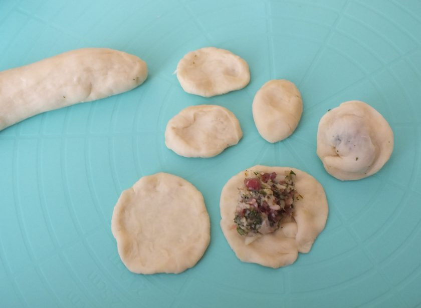 1. Этап. Пельмени с укропом: По истечении времени достаньте тесто из холодильника. Отрежьте небольшую часть, скатайте валик, нарежьте кусочки, раскатайте лепешечки, выложите фарш и сформуйте пельмени привычным способом.