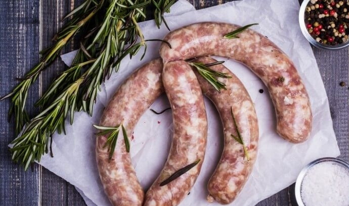 1. Этап. Колбаски из свинины: Готовые колбаски можно оставить на хранение в морозильнике или приготовить сразу. Очень вкусно обжаривать их на гриле и подавать с картофелем или другими овощами.